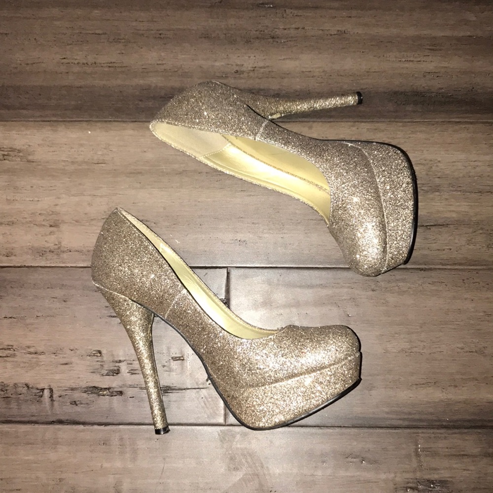 Gold Delicious Pumps